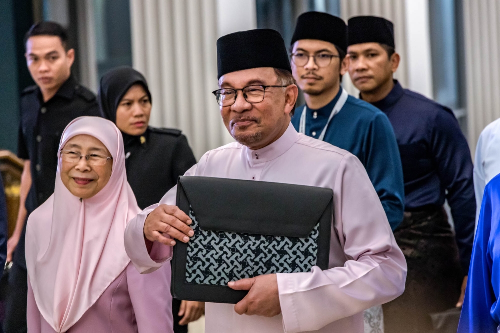 Prime Minister Datuk Seri Anwar Ibrahim arrives at Parliament to table Budget 2024 in Kuala Lumpur October 13, 2023. ― Picture by Firdaus Latif