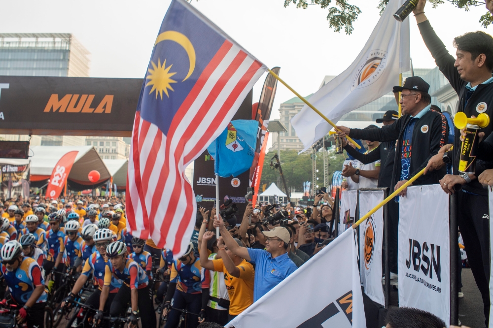 Prime Minister Datuk Seri Anwar Ibrahim flags off the participants taking in the run and cycling events held in conjunction with the 2023 National Sports Day. 