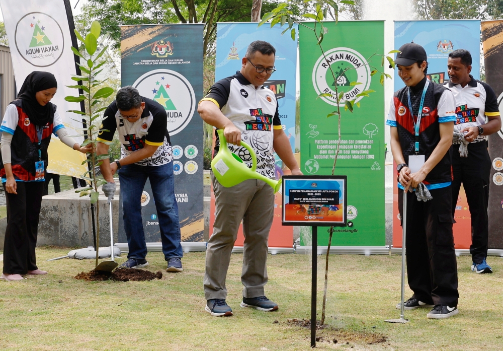 Selangor Menteri Besar Datuk Seri Amirudin Shari (centre) takes part in a tree planting ceremony held in conjunction with the state-level National Sports Day celebration at IJM Rimbayu, Telok Panglima Garang October 14, 2023. — Bernama pic