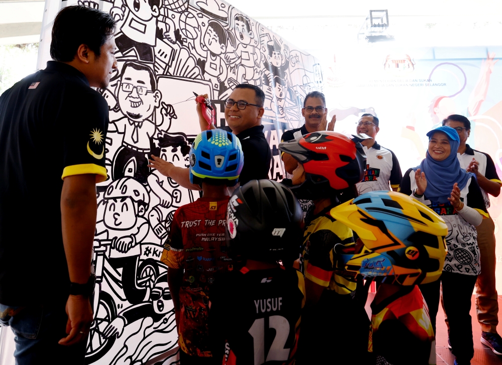 Selangor Menteri Besar Datuk Seri Amirudin Shari officiates the state-level National Sports Day celebration in Bandar Rimbayu, Telok Panglima Garang October 14, 2023. — Bernama pic