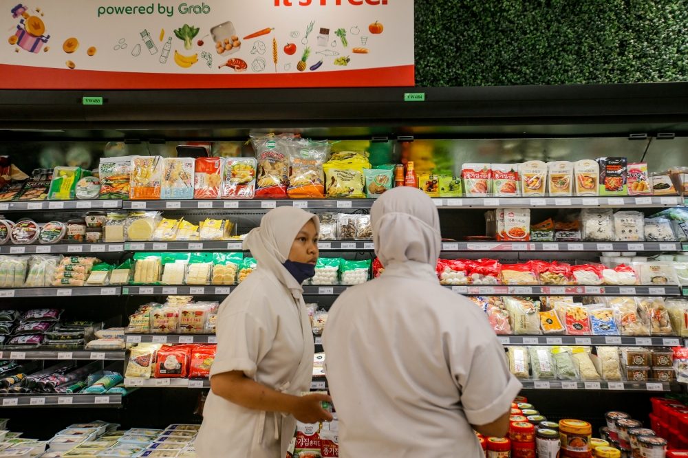 Two friends shop for their groceries at the Jaya Grocer store in KL East Mall July 6, 2023. — Photo by Hari Anggara