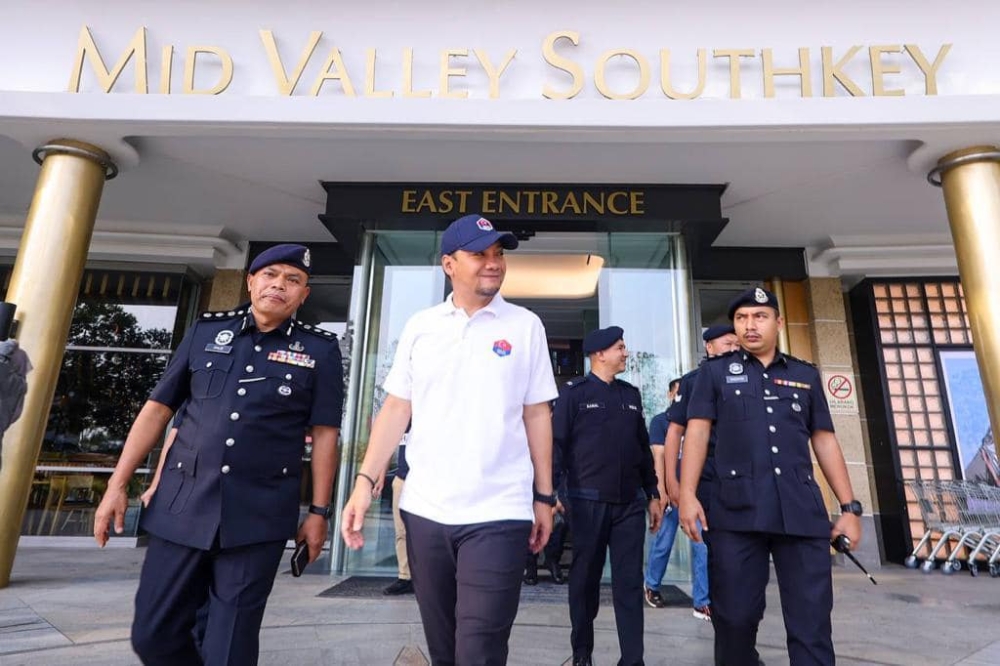 Johor Menteri Besar Datuk Onn Hafiz Ghazi making a personal inspection of the Mid Valley Southkey mall and Hotel St. Giles Southkey today. — Picture courtesy of Facebook/Onn Hafiz Ghazi