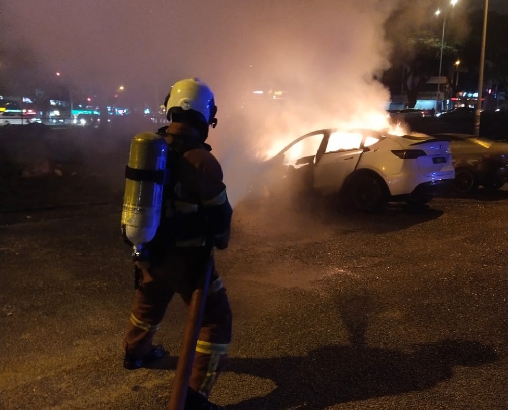According to several videos circulating on social media and instant messaging services, a Tesla Model Y has been involved in a fire incident in Puchong. ― Picture via social media