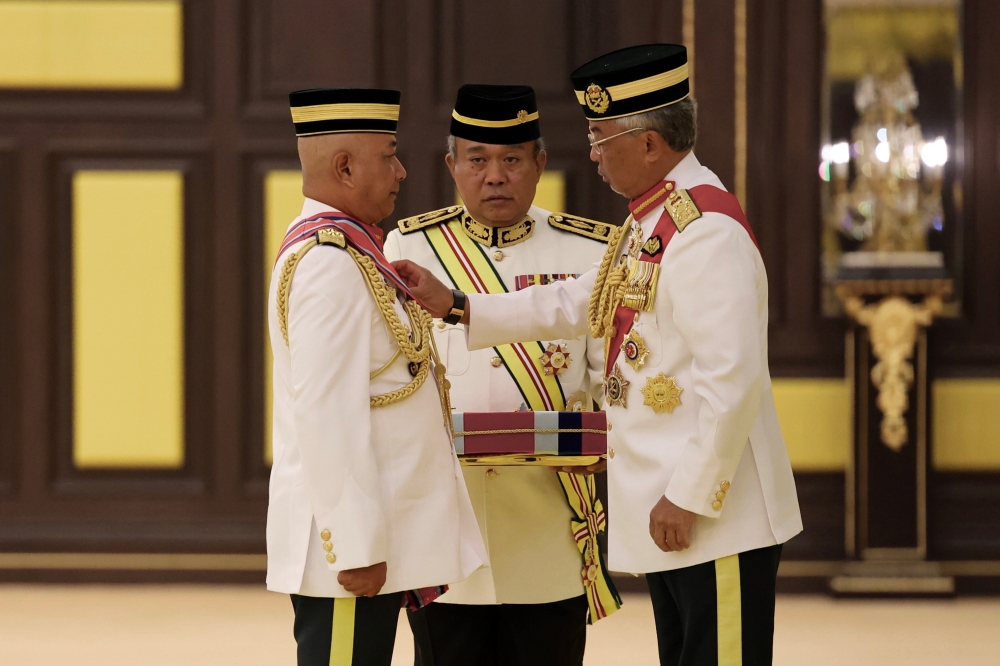 Yang di-Pertuan Agong Al-Sultan Abdullah Ri’ayatuddin Al-Mustafa Billah Shah bestows the Panglima Gagah Angkatan Tentera (PGAT) award on Chief of Defence Force Gen Tan Sri Mohammad Ab Rahman at Balairong Seri (Throne Room), Istana Negara, October 17, 2023. — Bernama pic  
