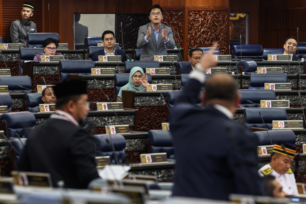 PAS’ Pengkalan Chepa MP Datuk Ahmad Marzuk Shaary in a tense moment with Ipoh Timur MP Howard Lee Chuan How over the latter’s alleged Quranic misinterpretation. — Bernama pic 