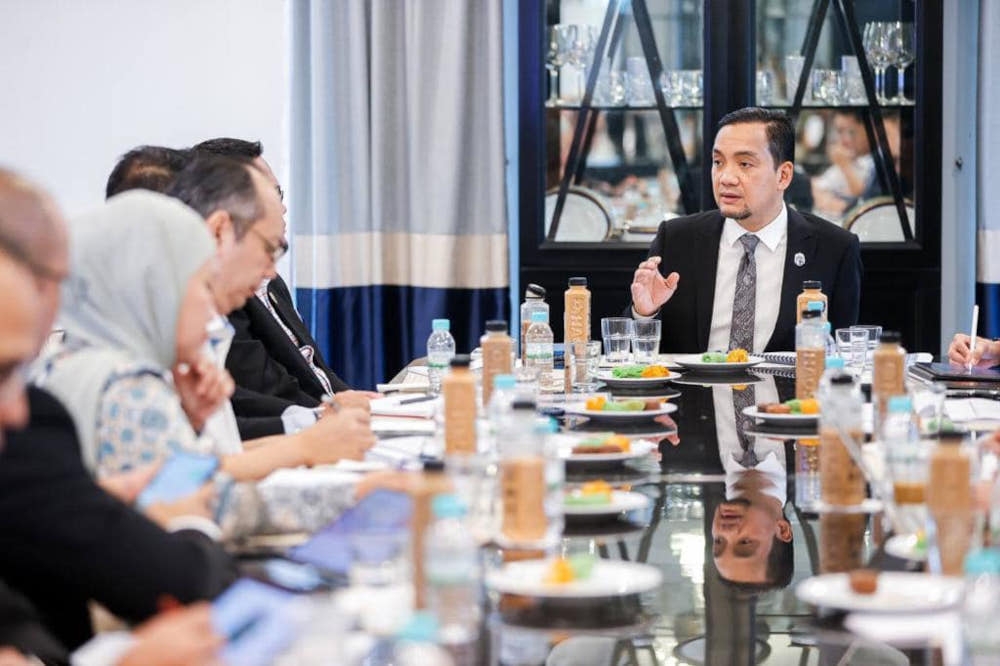 Johor Menteri Besar Datuk Onn Hafiz Ghazi in a discussion on the SFZ, held at the Menteri Besar’s official residence, Johor Baru, October 17, 2023. — Picture from Facebook/Onn Hafiz Ghazi 