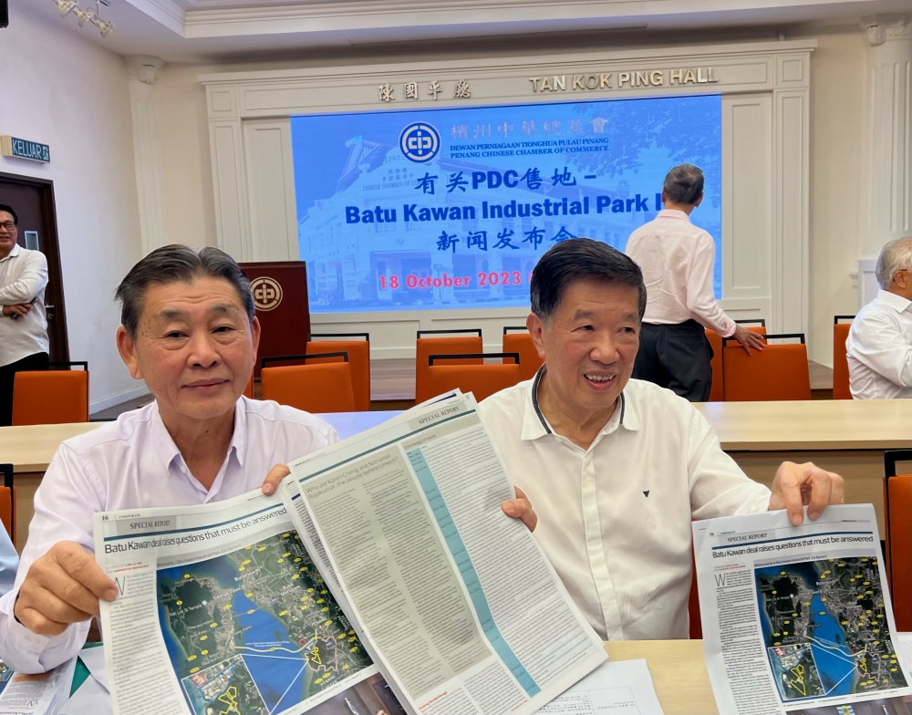 PCCC president Datuk Seri Hong Yeam Wah (left) and PCCC life honorary president Tan Sri Tan Kok Ping at the press conference regarding BKIP2 in George Town October 18, 2023. — Picture by Opalyn Mok 