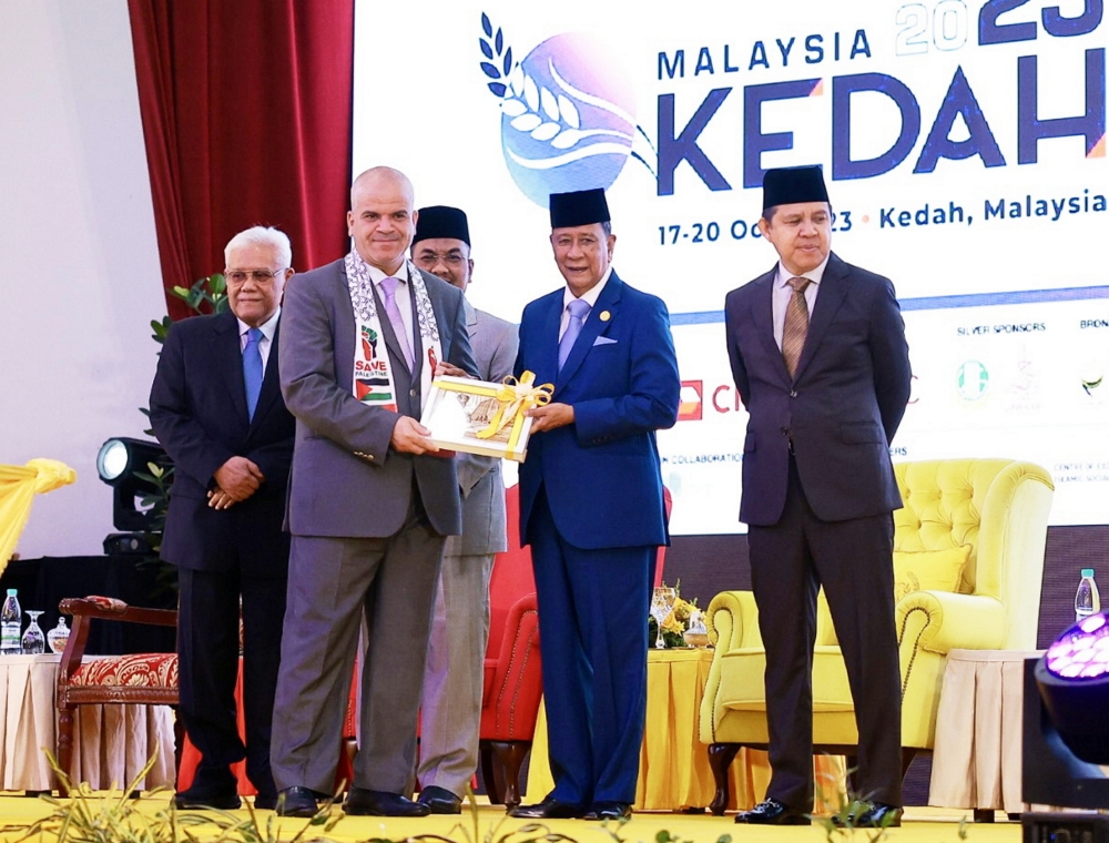 Sultan of Kedah Al Aminul Karim Sultan Sallehuddin Sultan Badlishah presents souvenirs to participants at the 12th International Conference of World Zakat and Waqf Forum in Alor Setar, October 18, 2023. — Bernama pic 