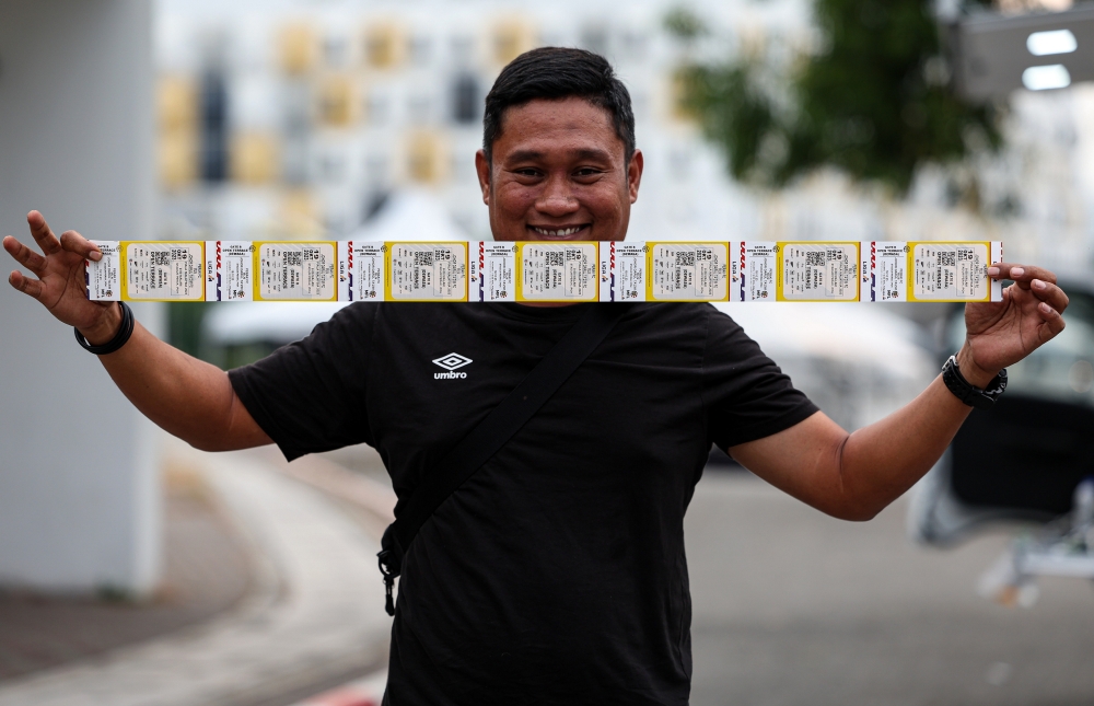 Perak FC supporter Khaireel Helmi Ismail, 42, was among those present to buy tickets for the 2023 Malaysia Cup first semi-final match between Perak FC and Johor Darul Ta’zim (JDT) at Perak Stadium, October 18, 2023. — Bernama pic 