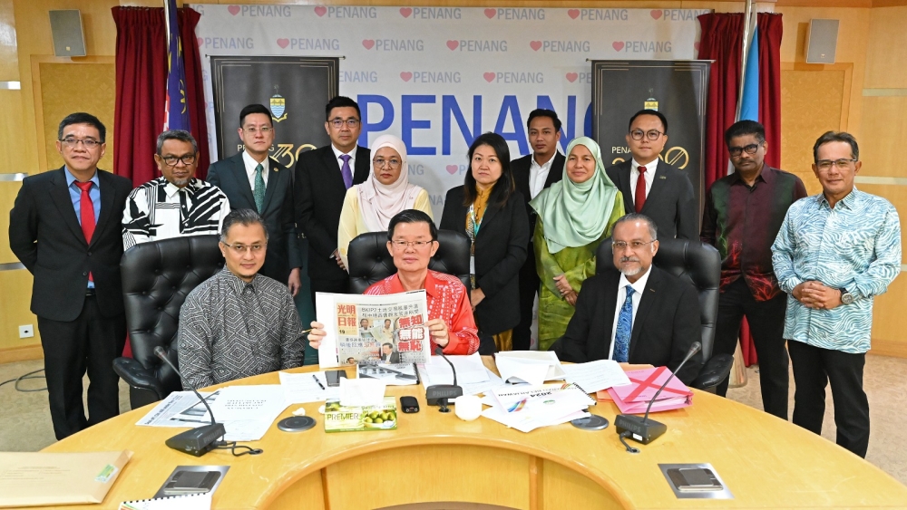 The state exco held a meeting today and made the decision that Chow files a legal suit against Tan Sri Tan Kok Ping over the latter’s statement against him that was widely published in Chinese vernacular newspapers. — Picture courtesy of Penang chief minister Chow Kon Yeow’s office