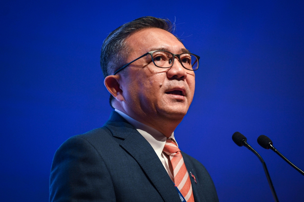  Selangor State Executive Councillor for Investment, Trade & Mobility Ng Sze Han delivering his welcoming speech at the opening ceremony of Selangor International Business Summit (SIBS) 2023 at the Kuala Lumpur Convention Centre, October 19, 2023. — Bernama pic