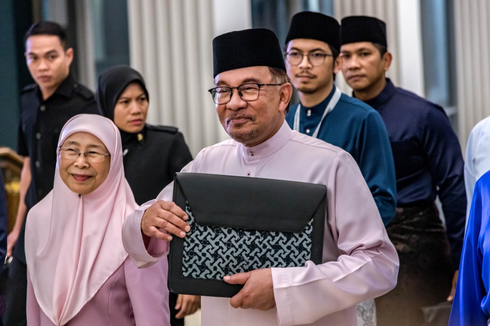 Prime Minister Datuk Seri Anwar Ibrahim arrives at the Parliament to table Budget 2024, in Kuala Lumpur October 13, 2023. — Picture by Firdaus Latif