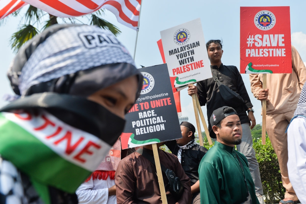 A large crowd gathers for the ‘Free Palestine’ rally in Kuala Lumpur October 13, 2023. ― Picture by Miera Zulyana