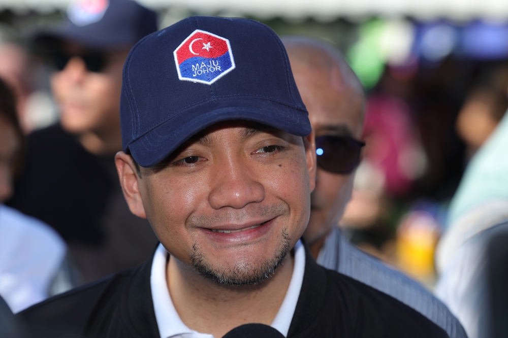 Johor Menteri Besar Datuk Onn Hafiz Ghazi speaks to the media at the Rahmah Sales Programme in the Sultan Ismail Hospital car park in Johor Baru October 20, 2023. — Bernama pic