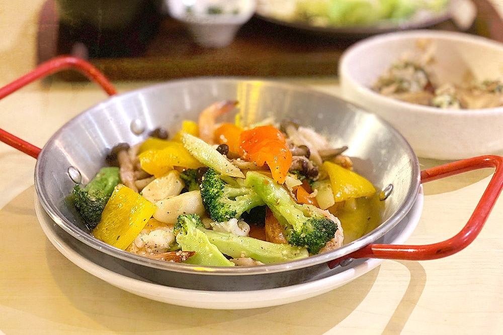 Olive oil mixed seafood with broccoli.