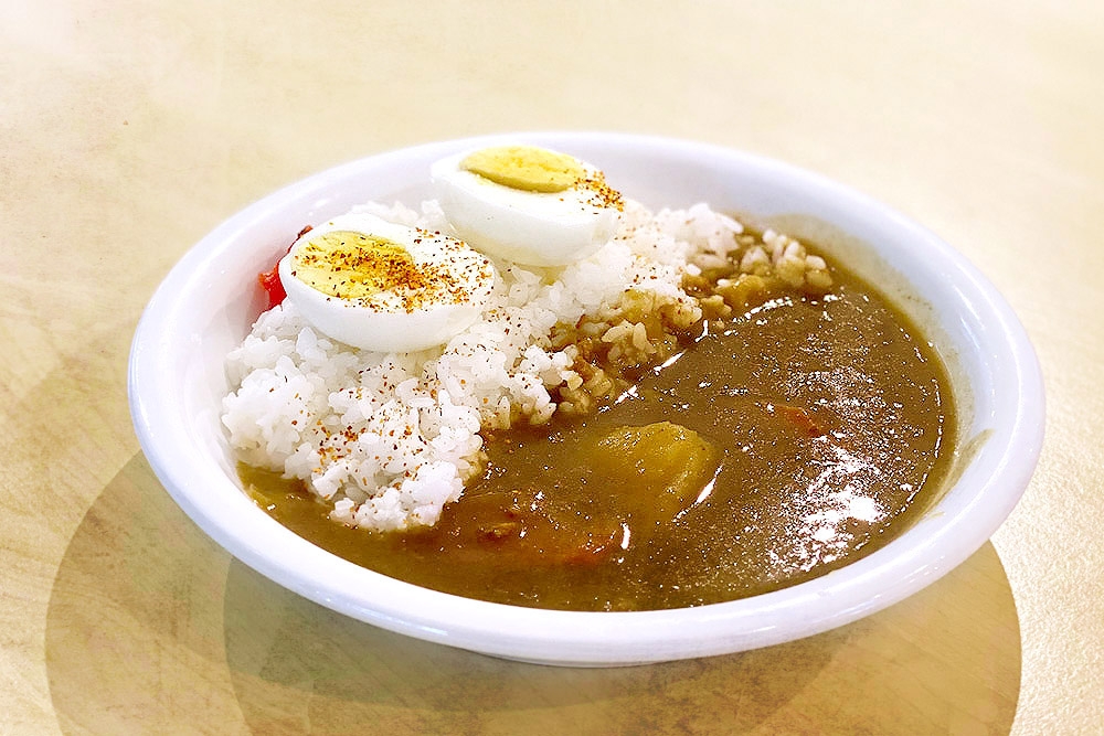 A simple 'kareraisu' (curry rice) with hard boiled egg and pickles.