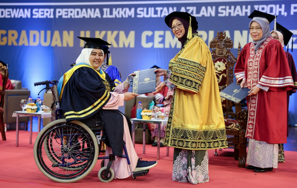 Health Minister Dr Zaliha Mustafa (2nd right) presents the Advanced Diploma Certificate for Midwifery to Ayu Mastura Armisan at the first session of the convocation ceremony of the Training Institute of the Ministry of Health Malaysia (ILKKM) Peninsular Zone at Sultan Azlan Shah ILKKM in Ipoh October 21, 2023. — Bernama pic