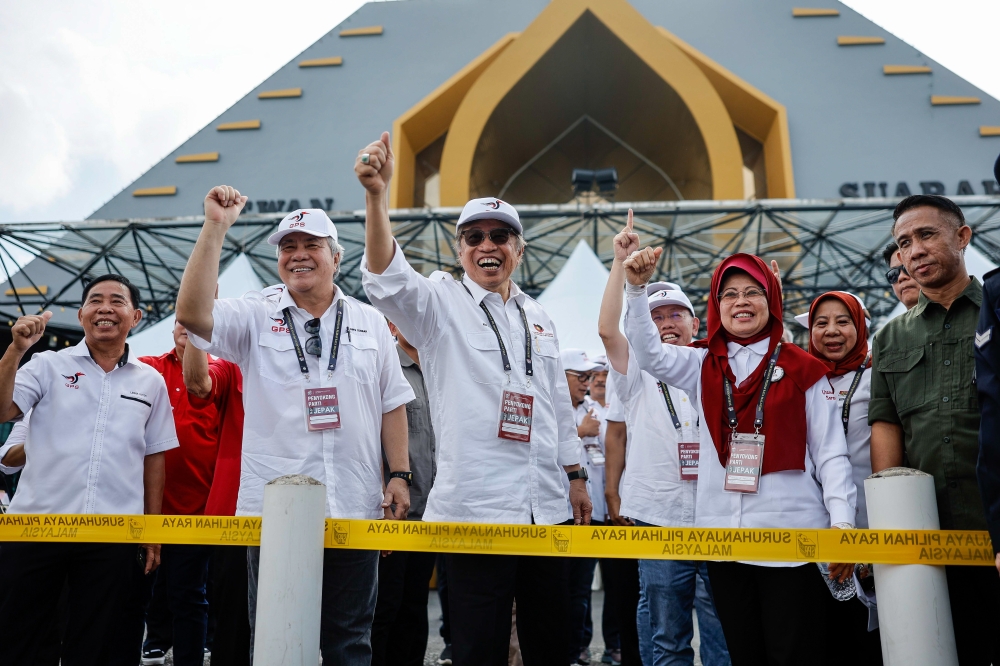 Gabungan Parti Sarawak chairman Tan Sri Abang Johari Openg shows his support for the GPS candidate for the Jepak by-Election Iskandar Turkee at the Candidate Nomination Centre at the Bintulu Auditorium October 21, 2023. — Bernama pic