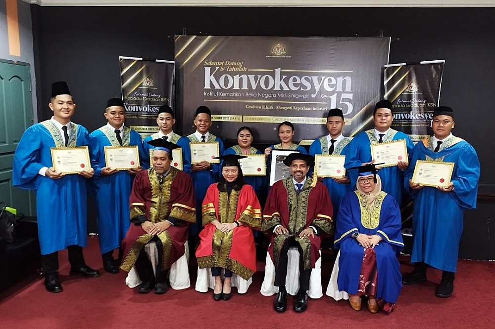 (Seated from left) KBS Youth Skills Development Division director Shahrul Affendi Baharuddin, Youths and Sports Minister Hannah Yeoh, KBS secretary-general  Nagulendran Kangayatkarasu and Institut Kemahiran Belia Negara Miri director Noor Azma Deris with the ‘Best Graduand’ title recipients. — Borneo Post pic