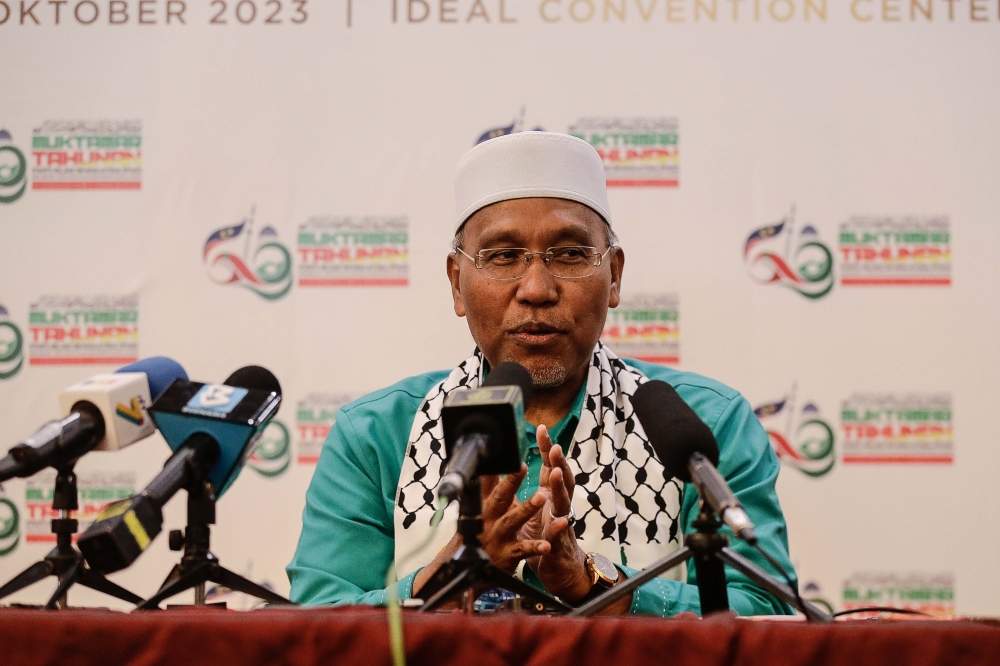 PAS Vice President Idris Ahmad speaks to the press during the 69th Annual PAS Congress here at Ideal Convention Centre Shah Alam. — Picture by Sayuti Zainudin