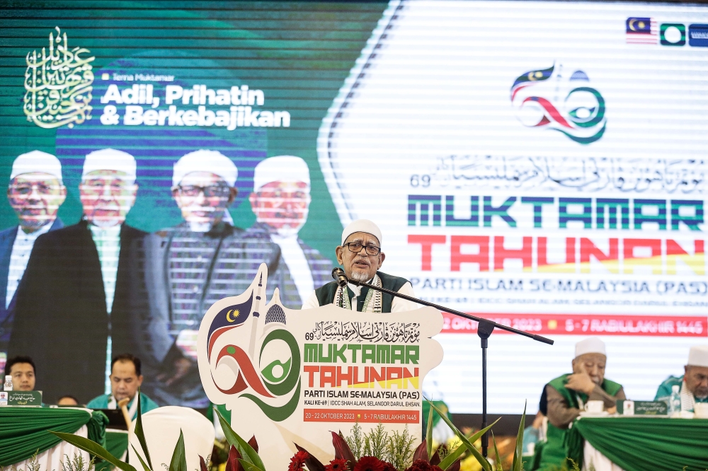 Tan Sri Abdul Hadi Awang told Muslims today that it was their duty to oppose efforts to undermine the country’s shariah law. — Picture by Sayuti Zainudin