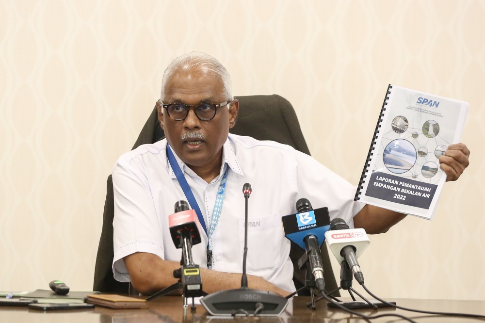 National Water Service Commission (SPAN) chairman Charles Santiago speaks during a press conference regarding the situation of the water supply dams at its headquarters in Cyberjaya October 23, 2023. — Picture by Yusof Mat Isa