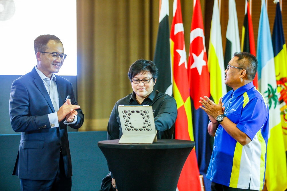 Minister in the Prime Minister's Department (Law and Institutional Reform) Datuk Seri Azalina Othman Said (centre) during the launch of the 6G Legal e-Clinic at the Legal Affairs Division in Putrajaya October 23, 2023. — Picture by Hari Anggara