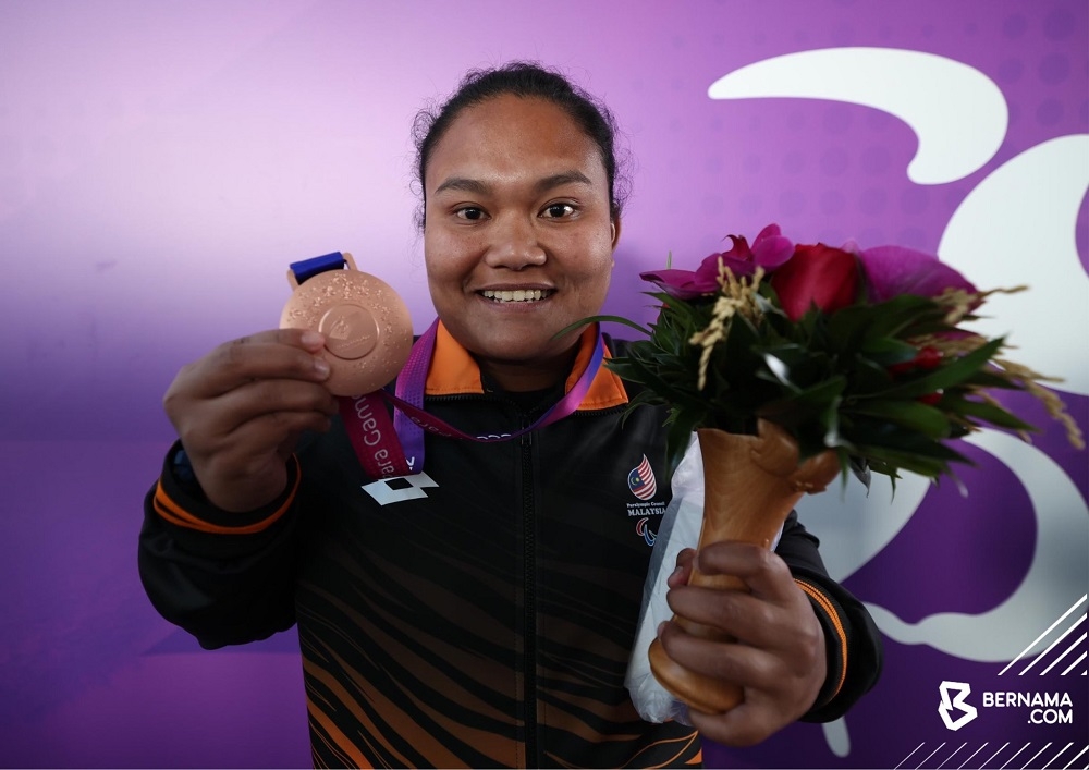 Malaysia’s Noor Imanina Idris poses with her bronze medal from the women’s F20 (intellectual disability) shot put event at the 2022 Hangzhou Asian Para Games October 23, 2023. — Picture via X/Bernama