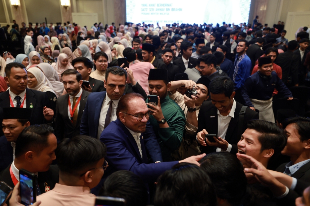 Prime Minister Datuk Seri Anwar Ibrahim having a light moment with the Malaysian diaspora and students during a meet-and-greet session in Cairo October 23, 2023. — Bernama pic 