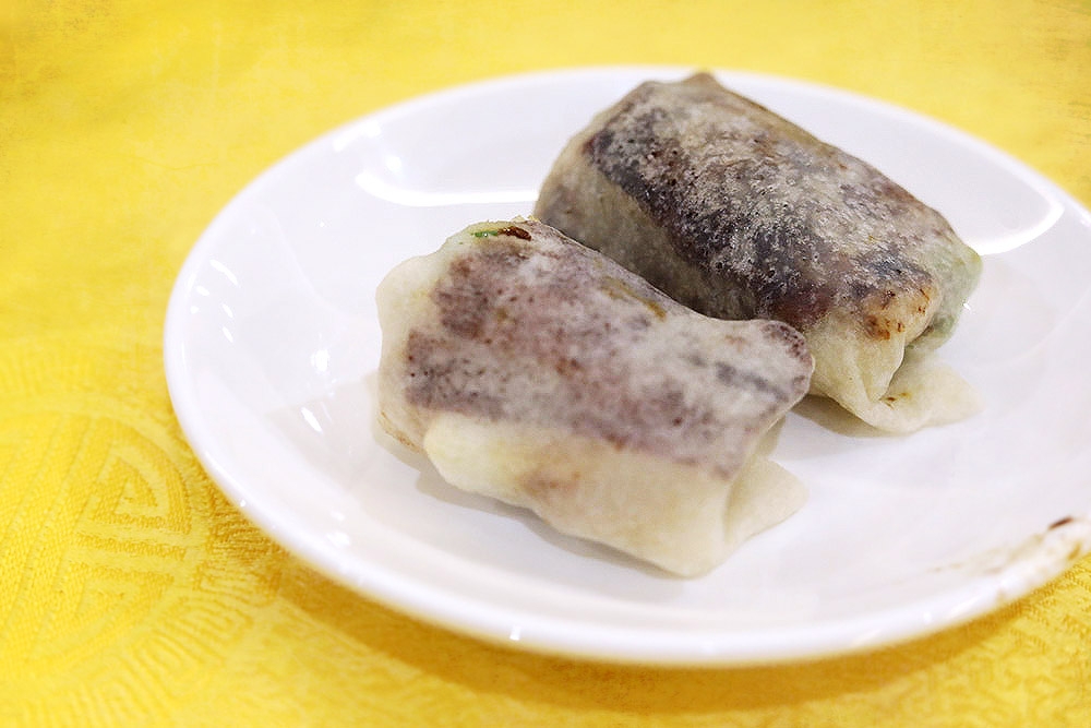 Rolled up Peking duck – crispy skin inside soft crêpes.