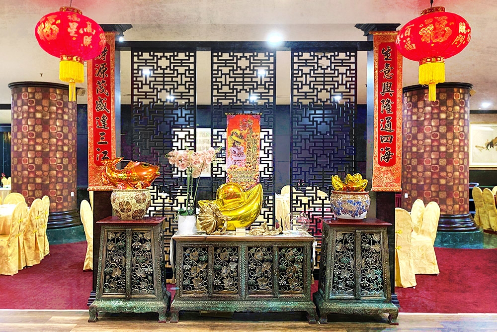 Ornate décor fit for a golden banquet.