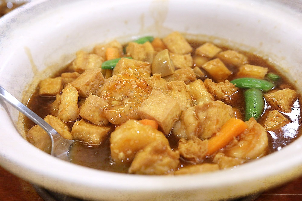Braised bean curd and chicken served in a claypot.