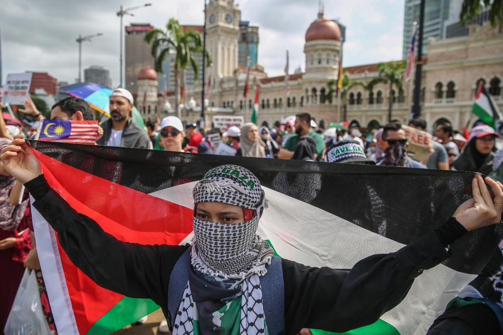 On Sunday, thousands of Malaysians thronged the Dataran Merdeka in solidarity with Palestine following Israel’s latest backlash and imminent intrusion into northern Gaza. — Picture by Yusof Mat Isa