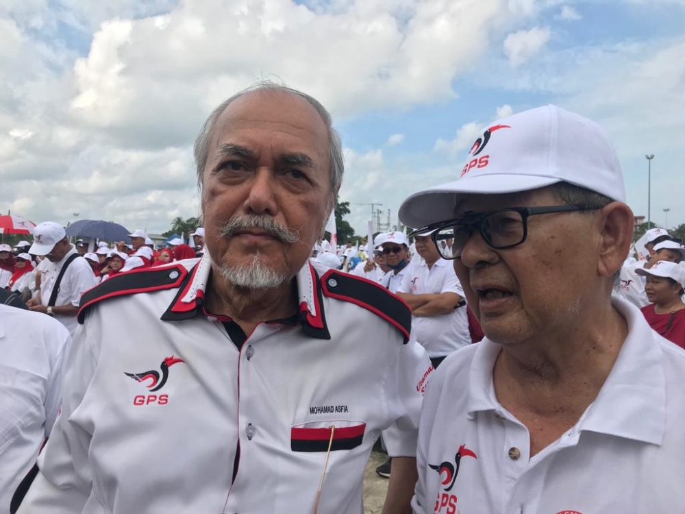 GPS Jepak by-election candidate Iskandar Turkee (right) is seen with PBB permanent chairman Tan Sri Datuk Amar Mohamad Asfia Awang Nasar. — Borneo Post Online pic