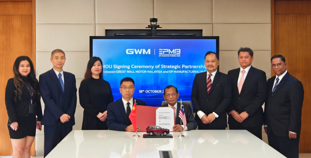 Managing Director of GWM Malaysia, Mike Cui (right) and EPMB’s Executive Chairman, Hamidon Abdullah (left) with the newly signed MoU.