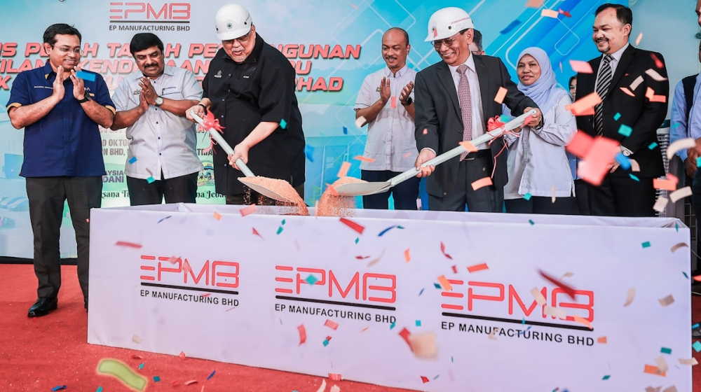 Chief Minister of Melaka, Ab Rauf Yusoh (left) and EPMB’s Executive Chairman, Hamidon Abdullah (right) at the groundbreaking ceremony for EPMB’s new CKD factory in Melaka.