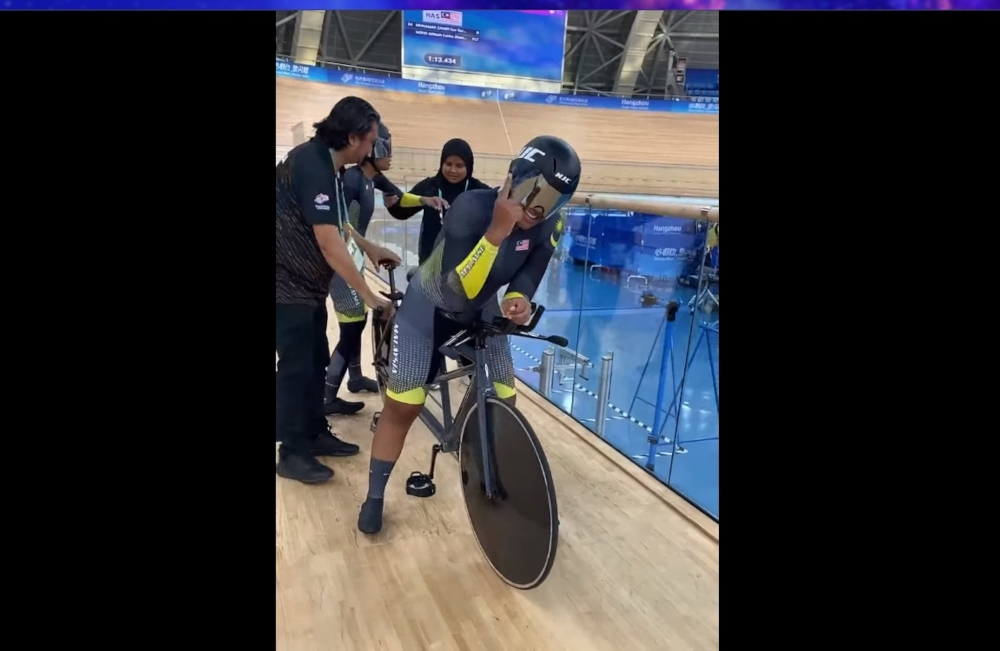 Nur Suraiya Muhamad Zamri-Farina Shawati Mohd Adnan were simply in a class of their own throughout the race with an energetic ride enroute to clocking 1 minute 13.434 seconds to register a clear victory at the Chun’an Jieshou Sports Centre Velodrome. — Screengrab from Facebook/Majlis Sukan Negara Malaysia 