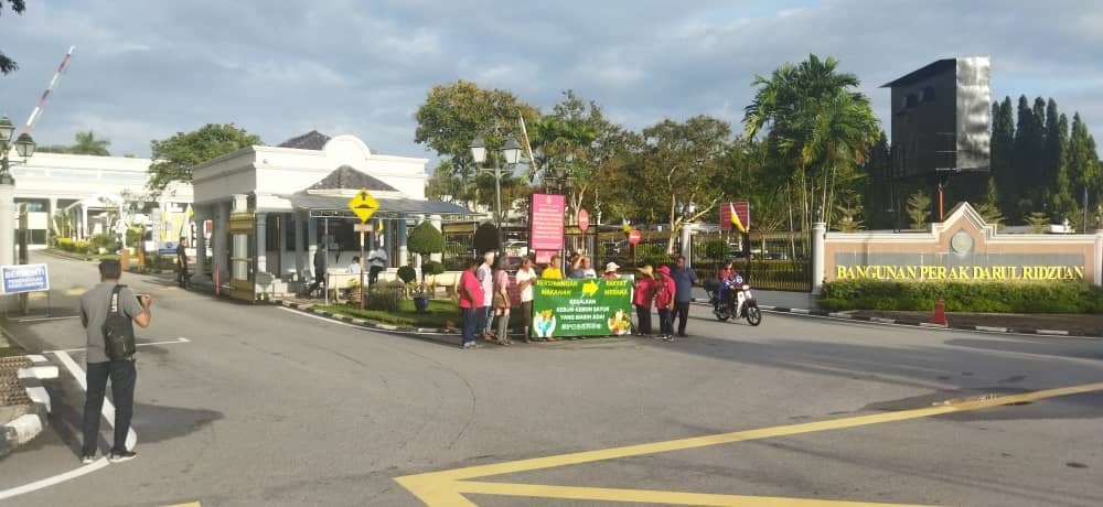 In a joint statement, Article 19 and Civicus said they are concerned by the arrests of three land rights defenders and a farmer for trying to block a forced eviction by the Perak government on October 24. — Picture via Facebook/Pasti Sosialis Malaysia