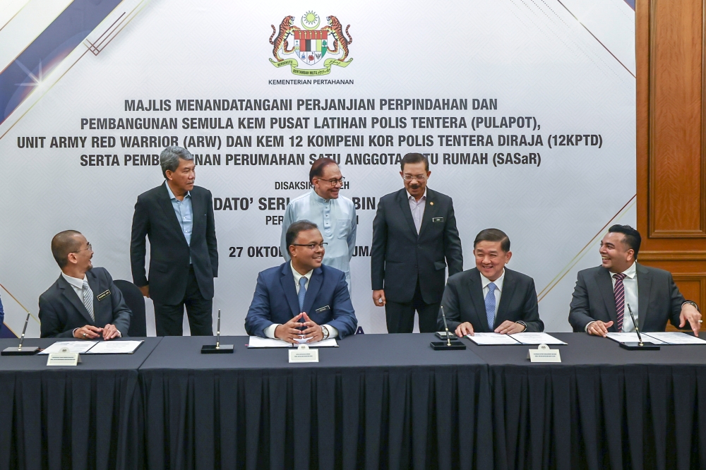 Prime Minister Datuk Seri Anwar Ibrahim witnesses the signing agreement between the Ministry of Defence (Mindef), Syarikat Tanah dan Harta Sdn Bhd, Federal Land Commissioner, and Platinum Victory Development Sdn Bhd at Perdana Putra, October 27, 2023. Also present were Defence Minister Datuk Seri Mohamad Hasan and Chief Secretary to the Government Tan Sri Mohd Zuki Ali. — Bernama pic 