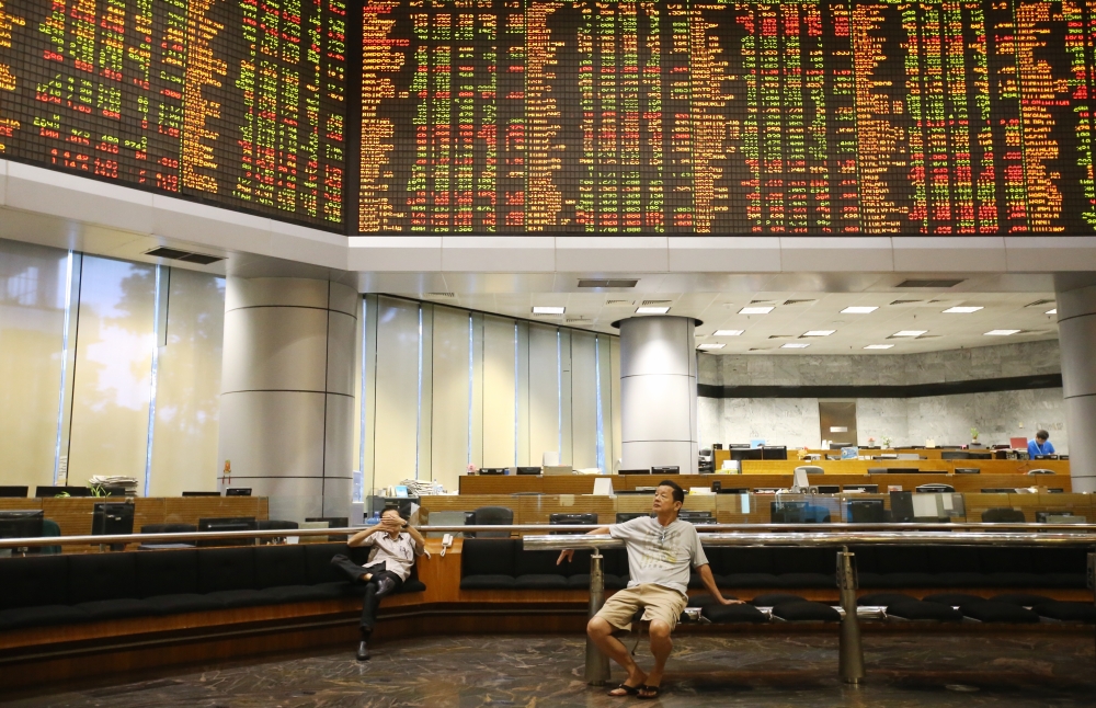 On a Friday-to-Friday basis, the FBM KLCI gained 0.86 of-a-point to end the week at 1,441.90 versus 1,441.04 a week earlier. — Picture by Zuraneeza Zulkifli
