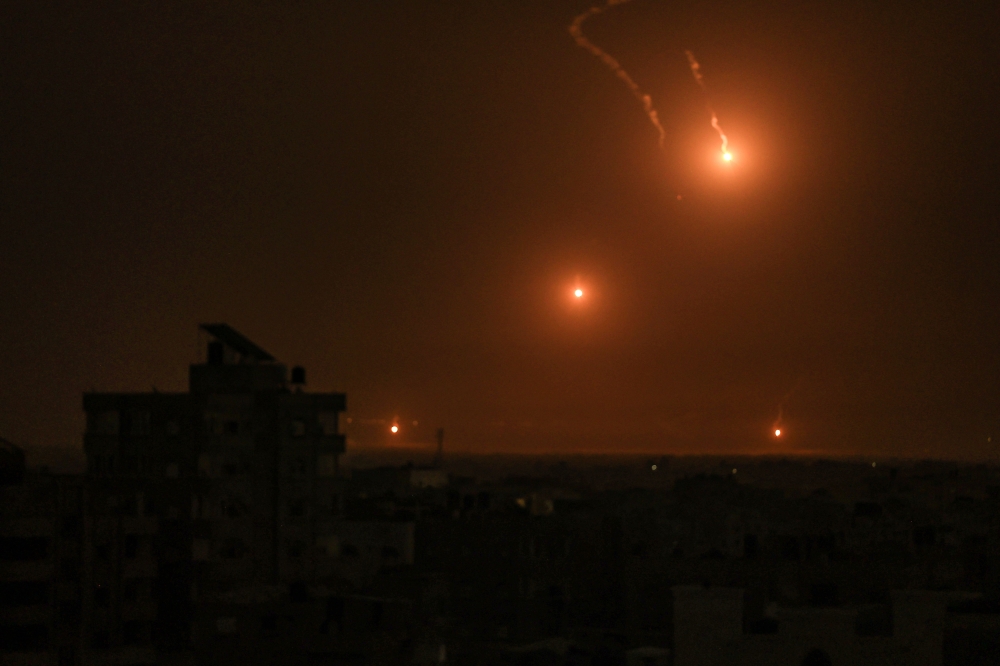 Flares fired by the Israeli army light up the sky east of Khan Yunis on the southern Gaza Strip on October 27, 2023 as battles between Israel and the Palestinian Hamas movement continue. — AFP pic