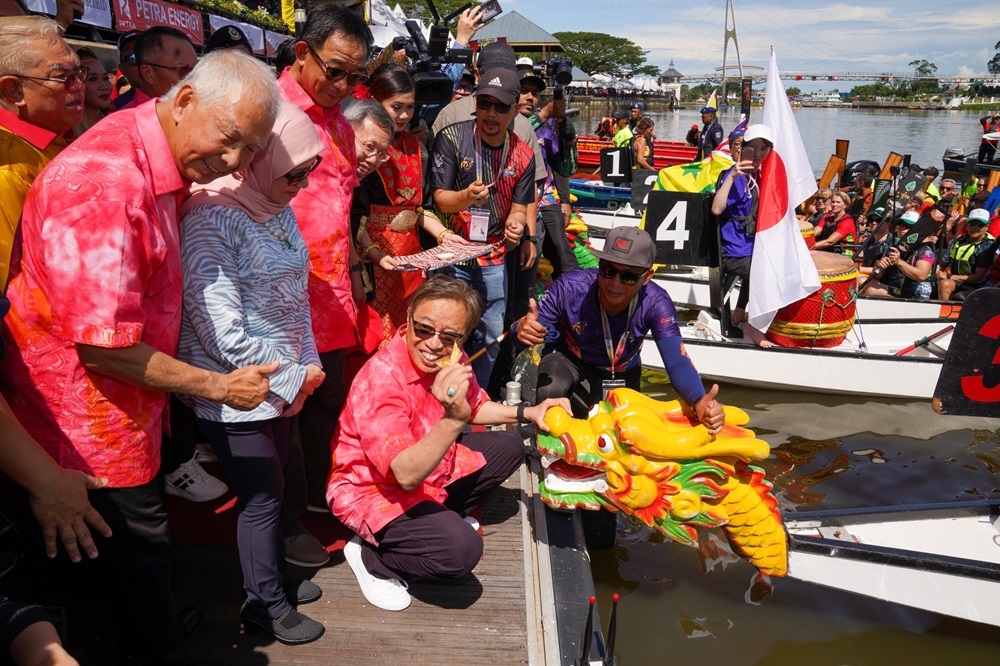 Premier Tan Sri Abang Johari Openg (front, right) performs the eye-dotting ceremony on a dragon boat to open the Sarawak International Dragon Boat Regatta. — Borneo Post pic