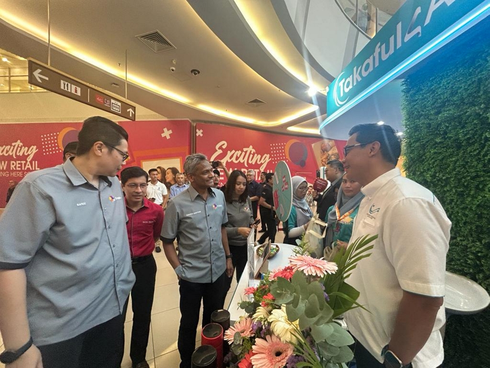 Bank Negara Malaysia governor Datuk Abdul Rasheed Ghaffour (3rd left) speaks to the Malaysian Takaful Association CEO Mohd Radzuan Mohamed while attending the BNM Johor Financial Literacy Carnival in Kulaijaya October 28, 2023. — Bernama pic