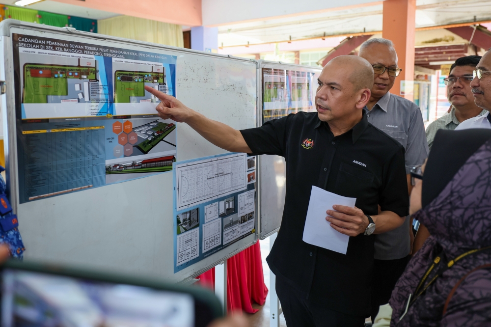 Minister in the Prime Minister’s Department (Sabah, Sarawak Affairs and Special Functions) Datuk Armizan Mohd Ali looks at building plans for the Permanent Evacuation Centre during a working visit to the PPKB site at Sekolah Kebangsaan Banggol Peradong in Kuala Terengganu October 28, 2023. — Bernama pic