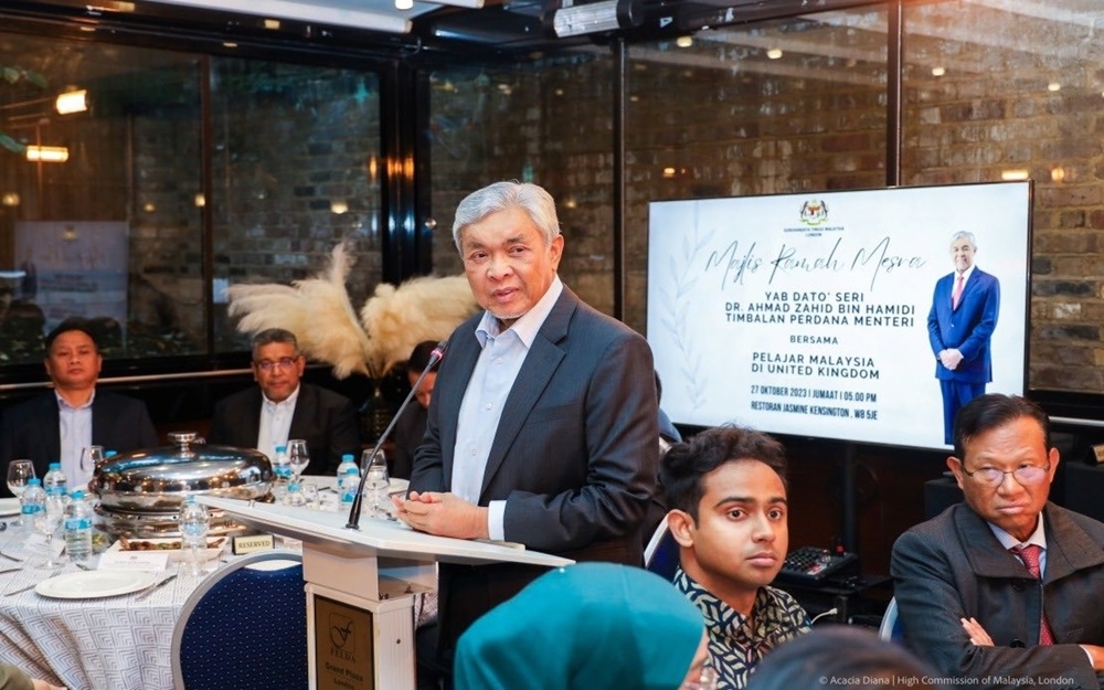 Deputy Prime Minister Datuk Seri Ahmad Zahid Hamidi ended his three-day working visit to the UK by meeting almost 200 Malaysian students in London. — Picture by  Acacia Diana/High Commission of Malaysia, London