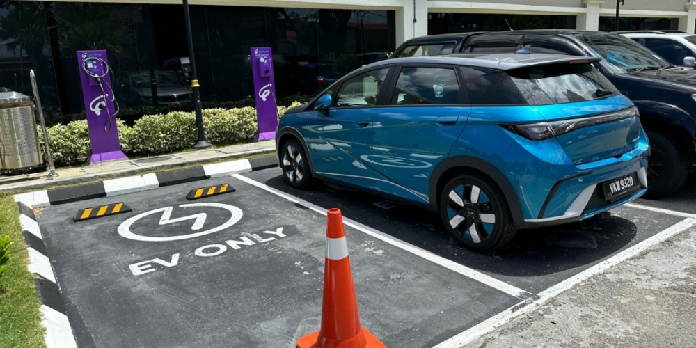 Most EVs from China such as the BYD Dolphin, BYD Atto 3, GWM Ora Good Cat and the Neta V come with a single-phase onboard charger and as a result, your charging speed on AC is not as fast as other mainstream brands which come with a three-phase onboard charger. — Pictures by SoyaCincau