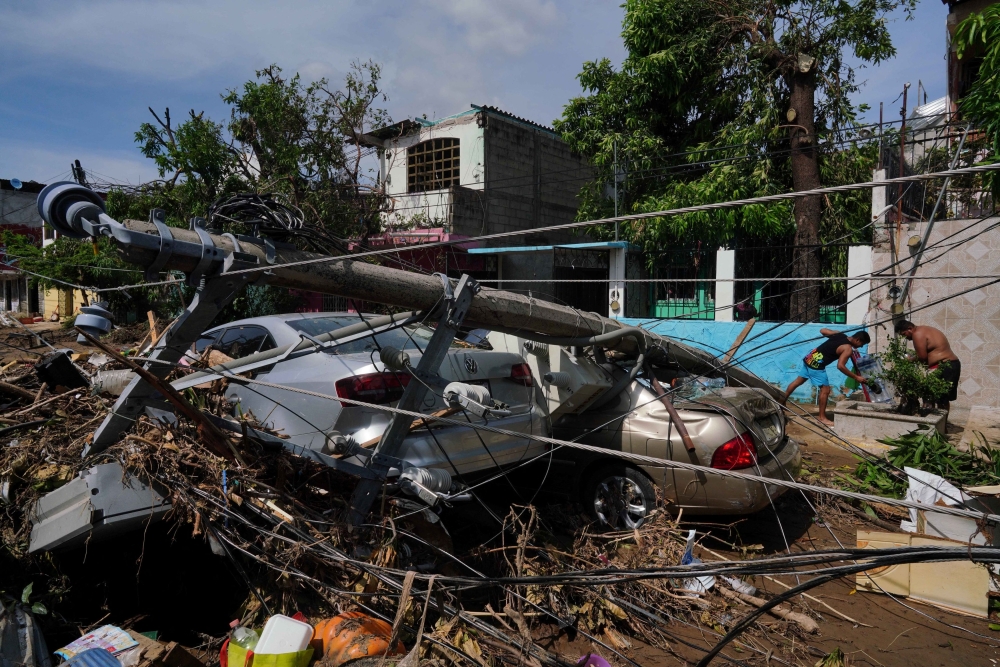 Hurricane Otis pounded Acapulco with winds of 266km per hour on Wednesday, flooding the city, tearing roofs from homes, stores and hotels, submerging vehicles, and severing communications as well as road and air connections. — Reuters pic