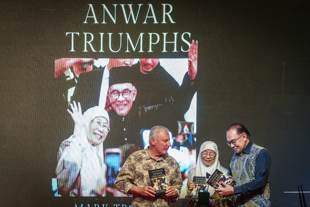 Prime Minister Datuk Seri Anwar Ibrahim, Datuk Seri Dr Wan Azizah Wan Ismail and Author Mark Trowell KC (left) are seen during the book launch for ‘Anwar Triumphs’ at Kuala Lumpur Convention Centre October 29, 2023. — Picture by Yusof Mat Isa 