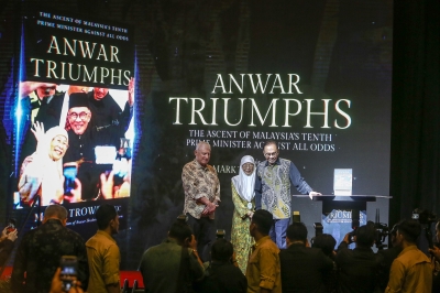 Anwar details reluctant agreement to make Dr Mahathir prime minister in new biography - Vimarsana News