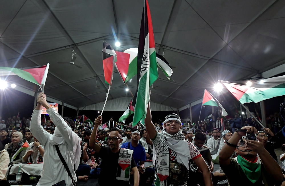 Some 1,000 people participated in the ‘Solidariti 4 Palestin’ organised by the Malaysian Nasyid Entrepreneurs Council (Munsyid Malaysia) at Dataran Kemerdekaan Shah Alam October 29, 2023.  — Bernama pic